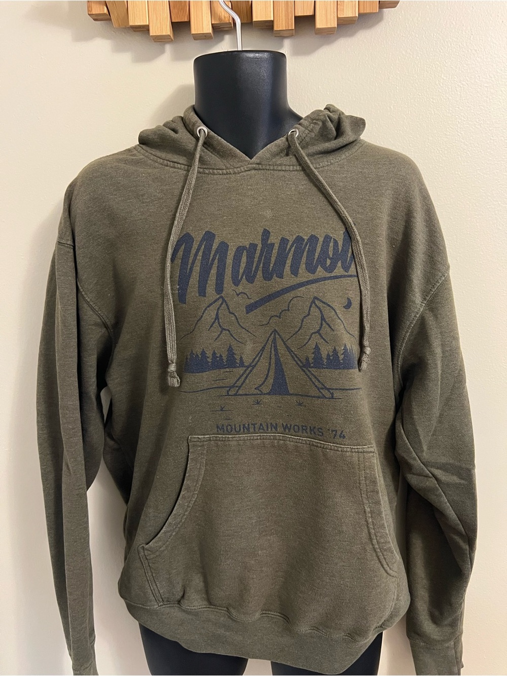 Marmot men’s hoodie medium.